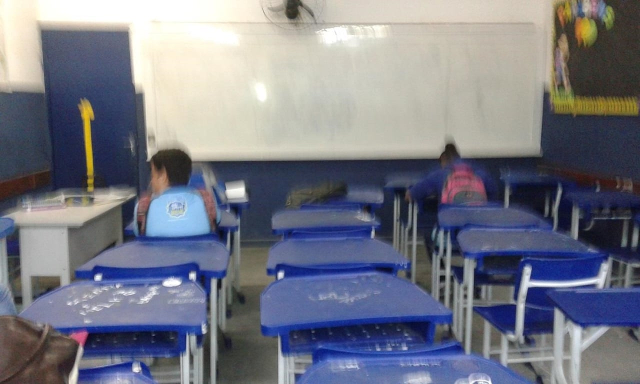 Sala de prova com alunos e fiscalização