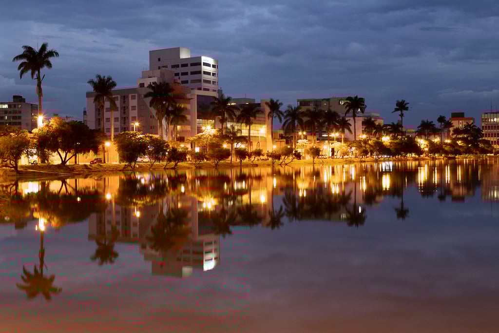 Lagoa Paulino ao entardecer, cartão-postal de Sete Lagoas (MG)