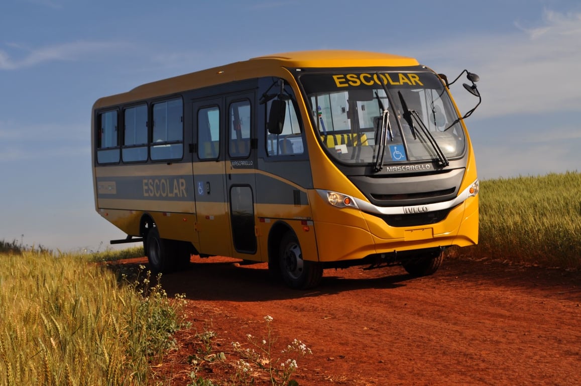 Ônibus escolar em estrada rural do interior de Minas Gerais