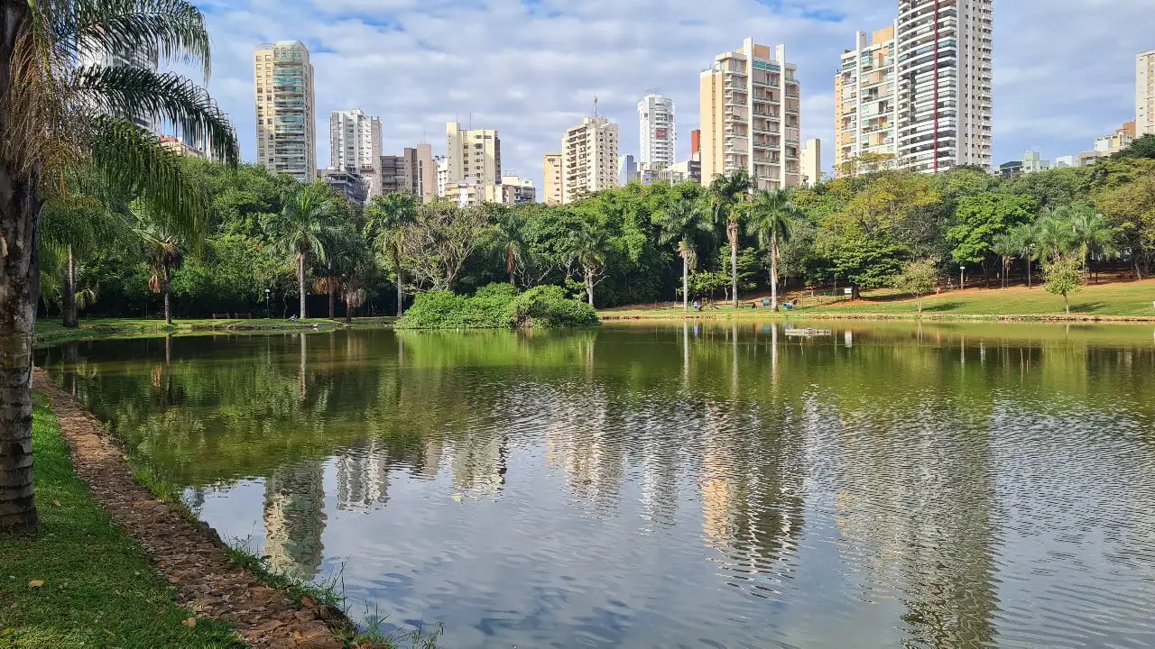Vista urbana de Goiânia com áreas verdes ao entardecer
