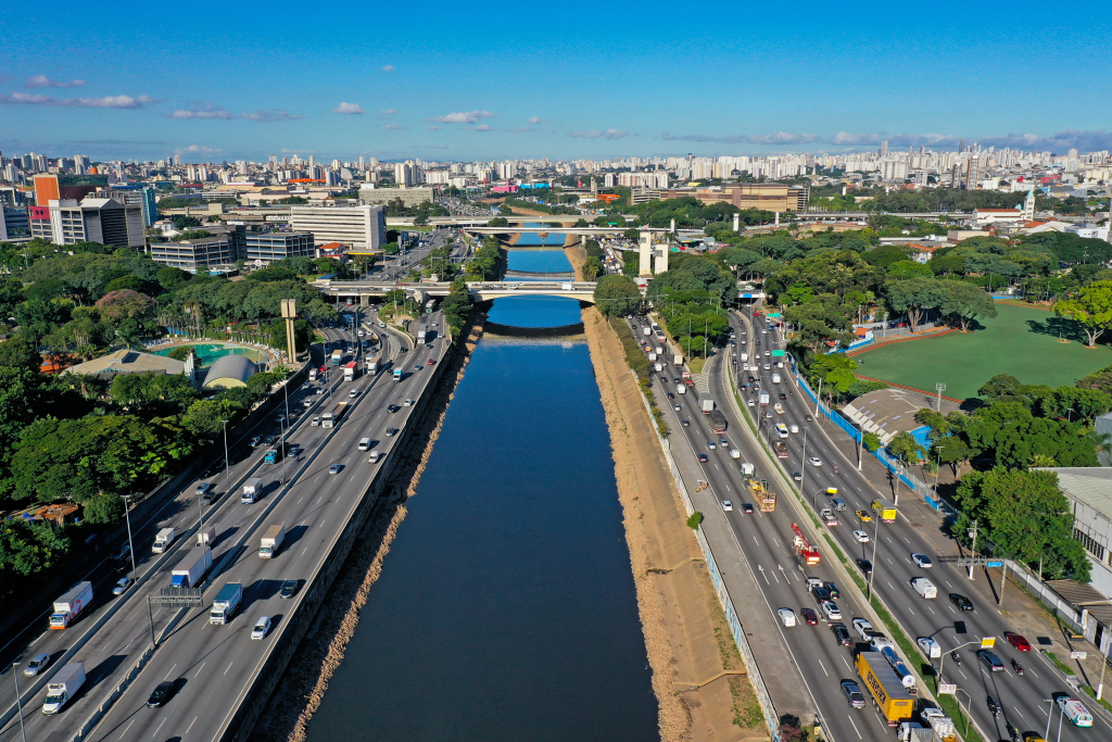 Vista urbana com rio e vegetação, lembrando cidades do interior paulista