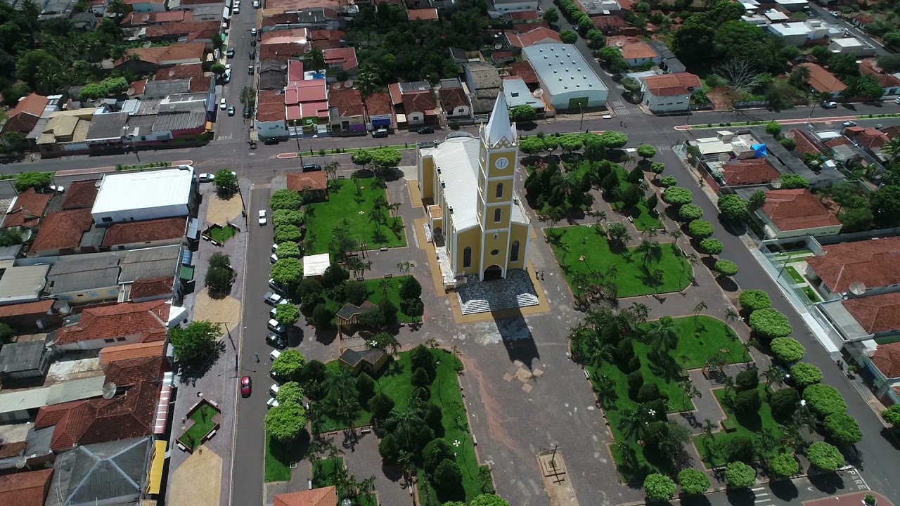 Vista aérea de praça urbana em Indiaporã SP, com igreja e entorno residencial