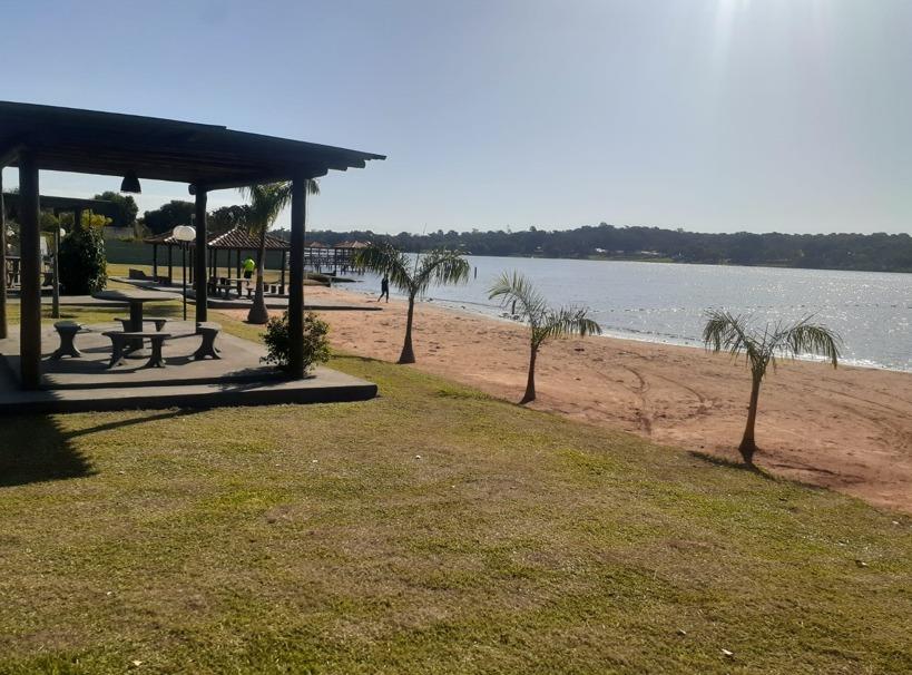 Vista de lago e área de lazer em Martinópolis SP