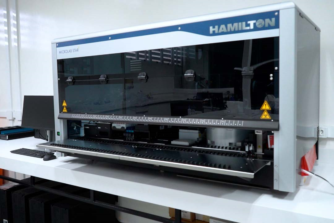 Laboratório forense moderno, com equipe utilizando EPIs