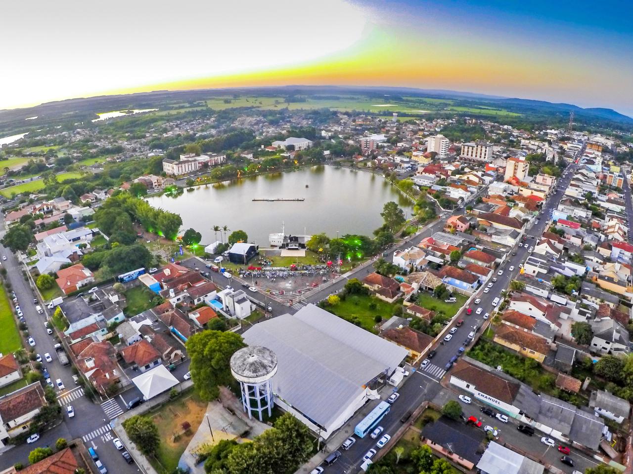 Vista aérea e rodovia em cidade do interior do RS