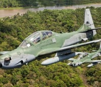Aeronaves da Força Aérea Brasileira em formação sobre floresta.