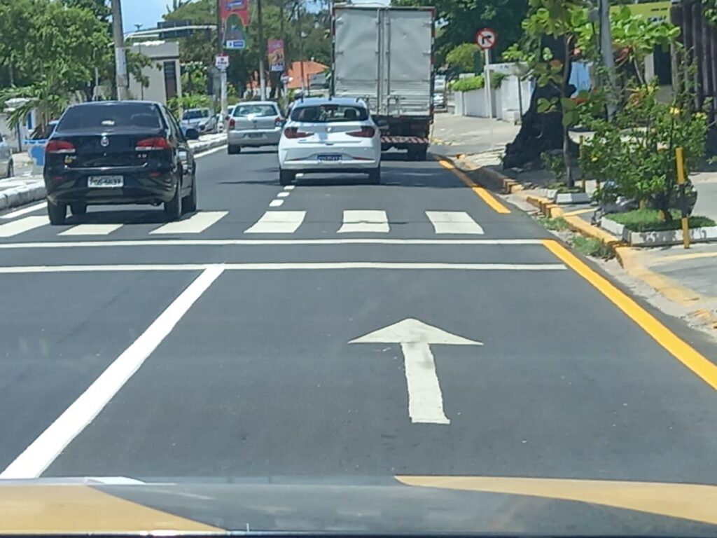 Fluxo de veículos em via urbana com semáforos