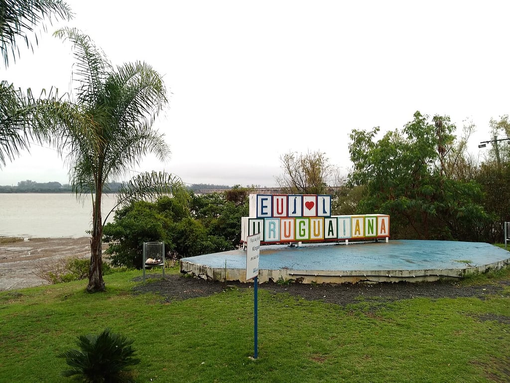 Paisagem do Rio Uruguai em área pública de Uruguaiana, município sede de campus da Unipampa