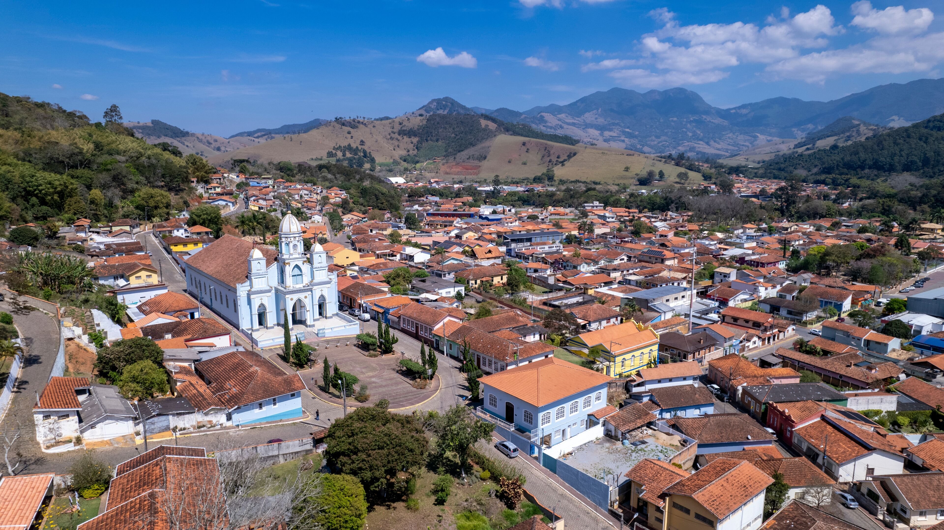Vista aérea de São Bento do Sul, com arquitetura germânica e morros ao fundo