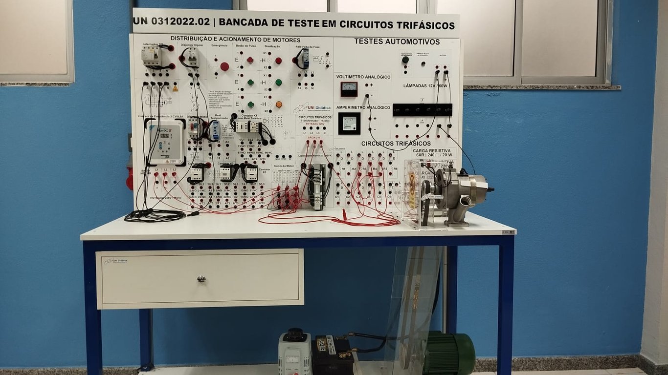 Laboratório de circuitos elétricos com painéis e bancadas de testes