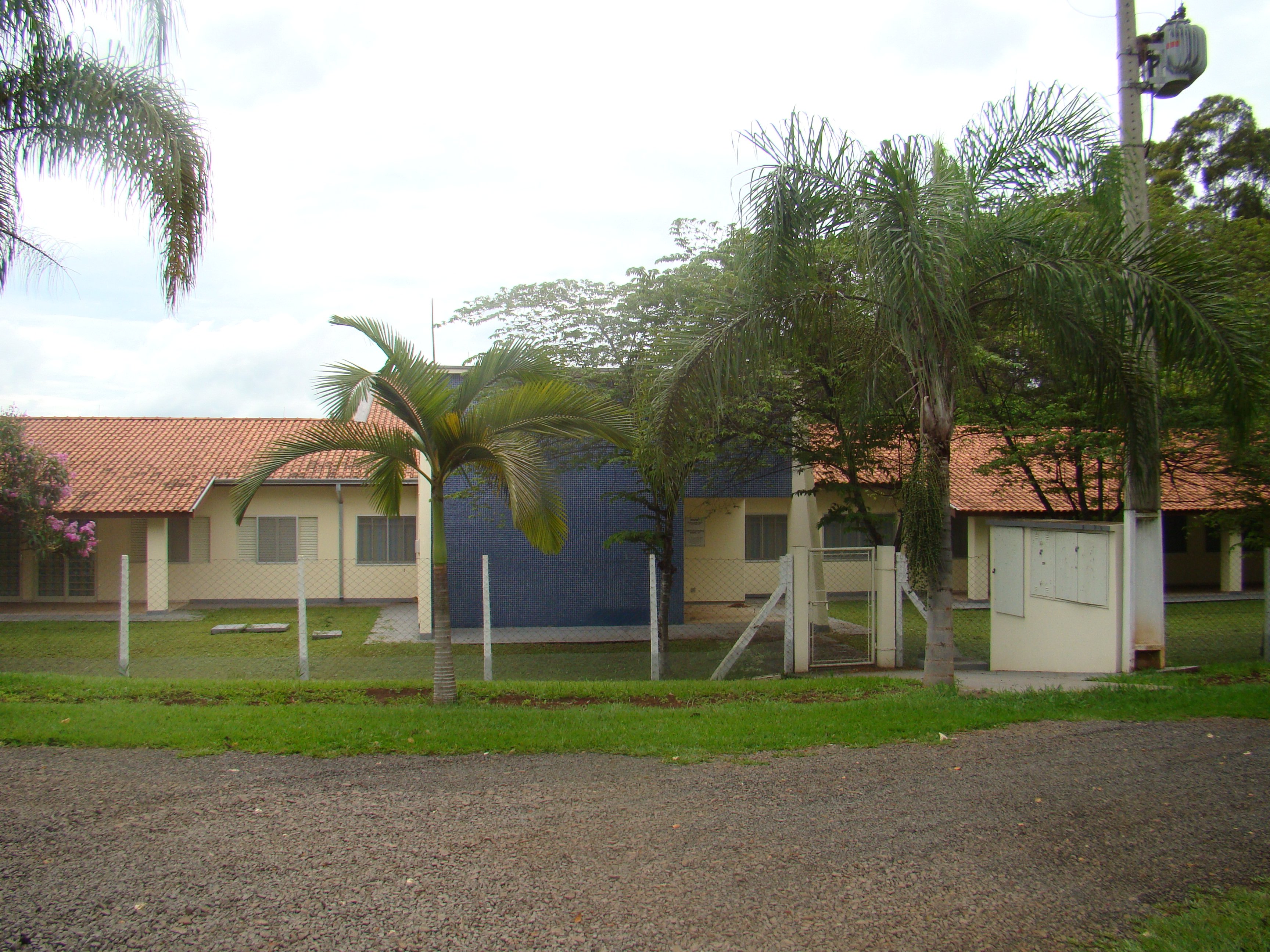 Fachada do IGCE/Unesp em Rio Claro SP, com jardins e circulação de estudantes
