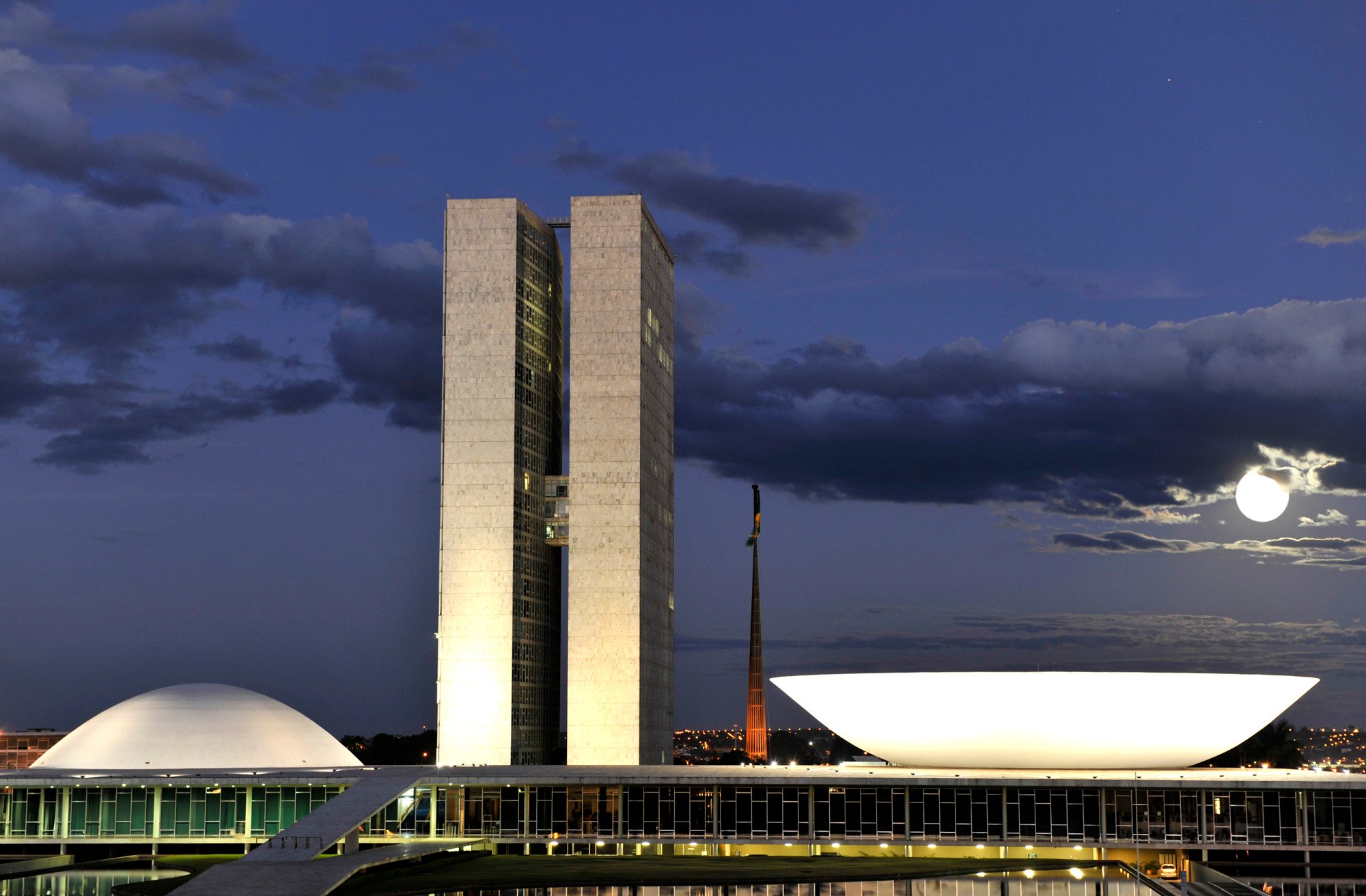 Congresso Nacional ao fundo do Eixo Monumental, à noite