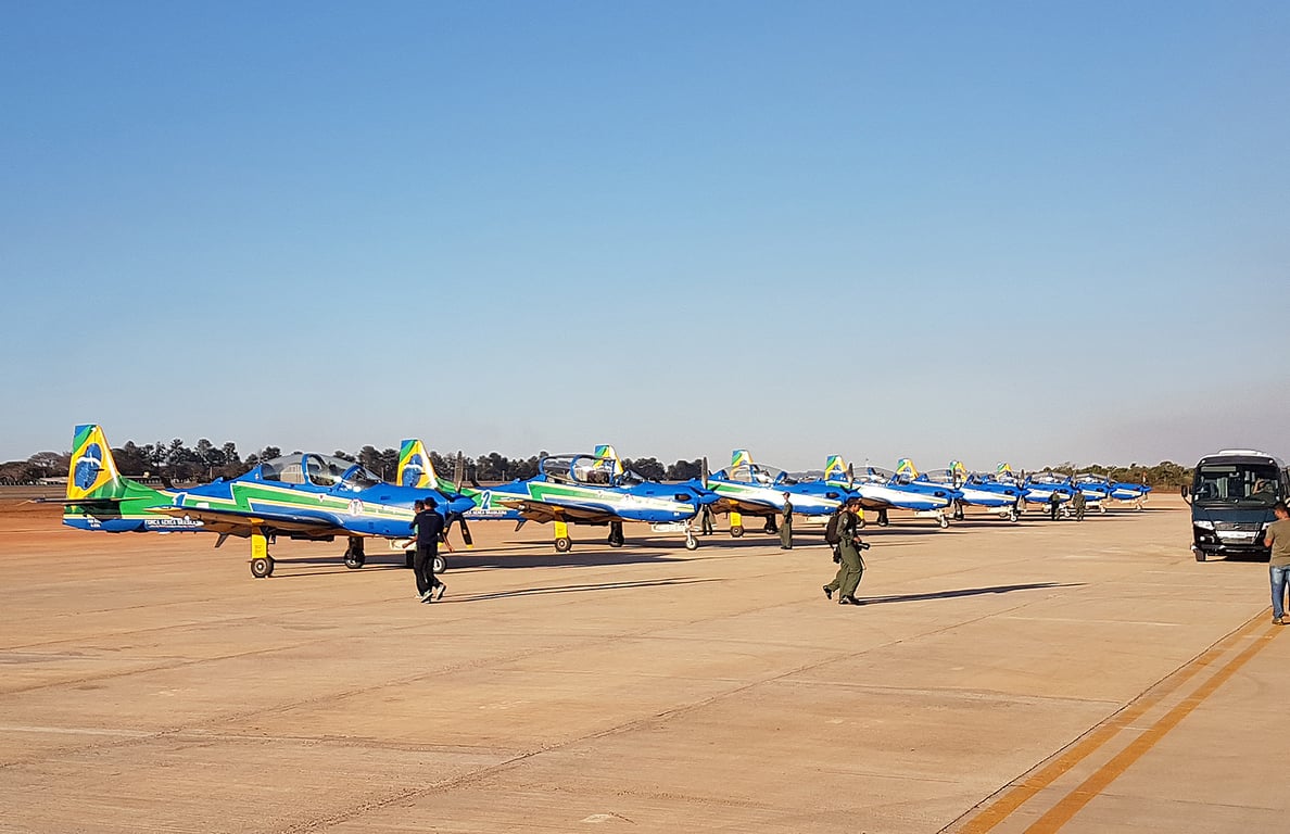 Aeronaves da Força Aérea Brasileira em pátio operacional, com militares ao lado