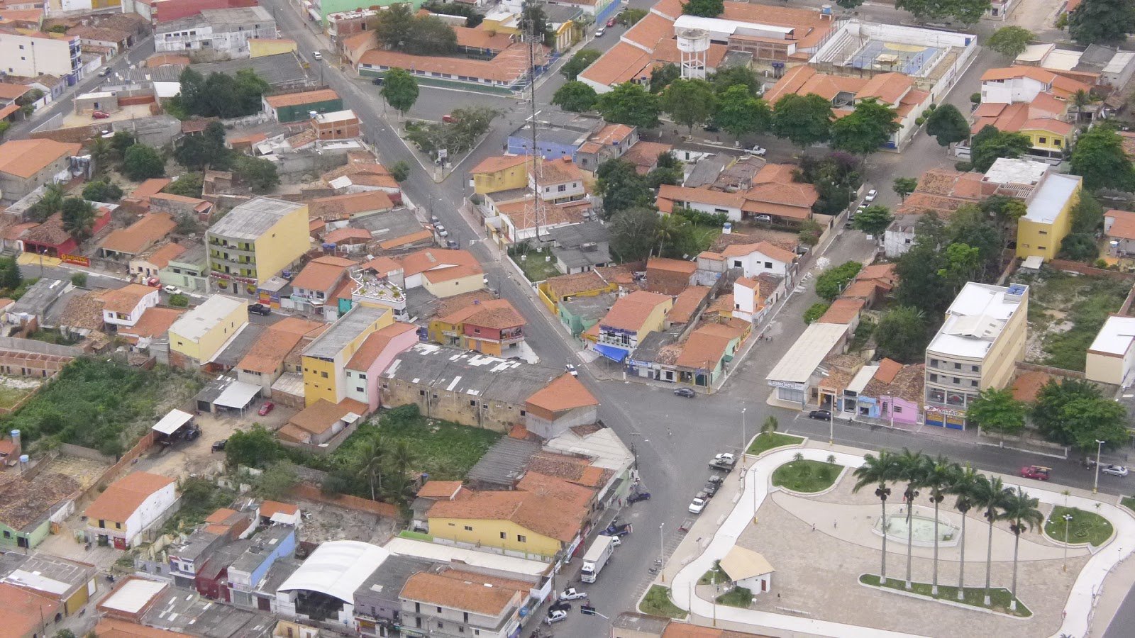 Centro de Guaraciaba do Norte, com praça e casario ao redor