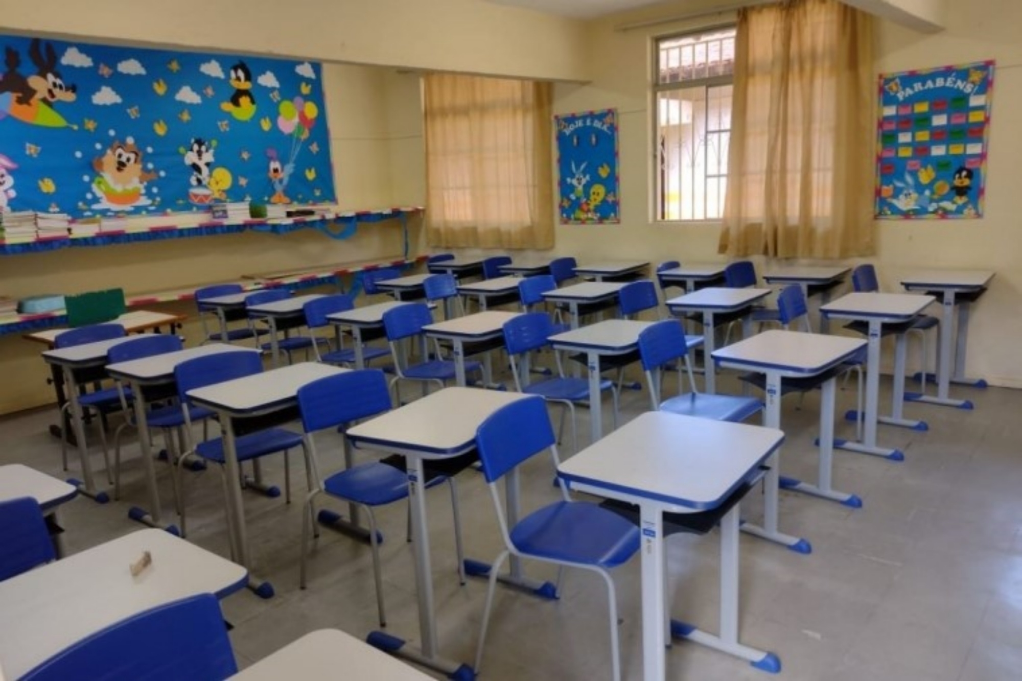 Sala de aula de escola pública com carteiras e lousa