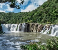 Paisagem natural de Arvorezinha RS, com queda d’água e vegetação nativa
