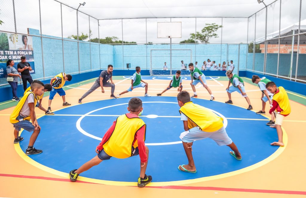 Aula de Educação Física em escola brasileira