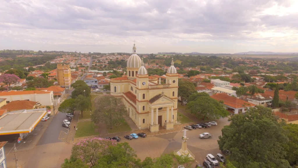 É uma imagem do post com o título Prefeitura de Casa Branca SP prorroga concurso com 69 vagas na Educação