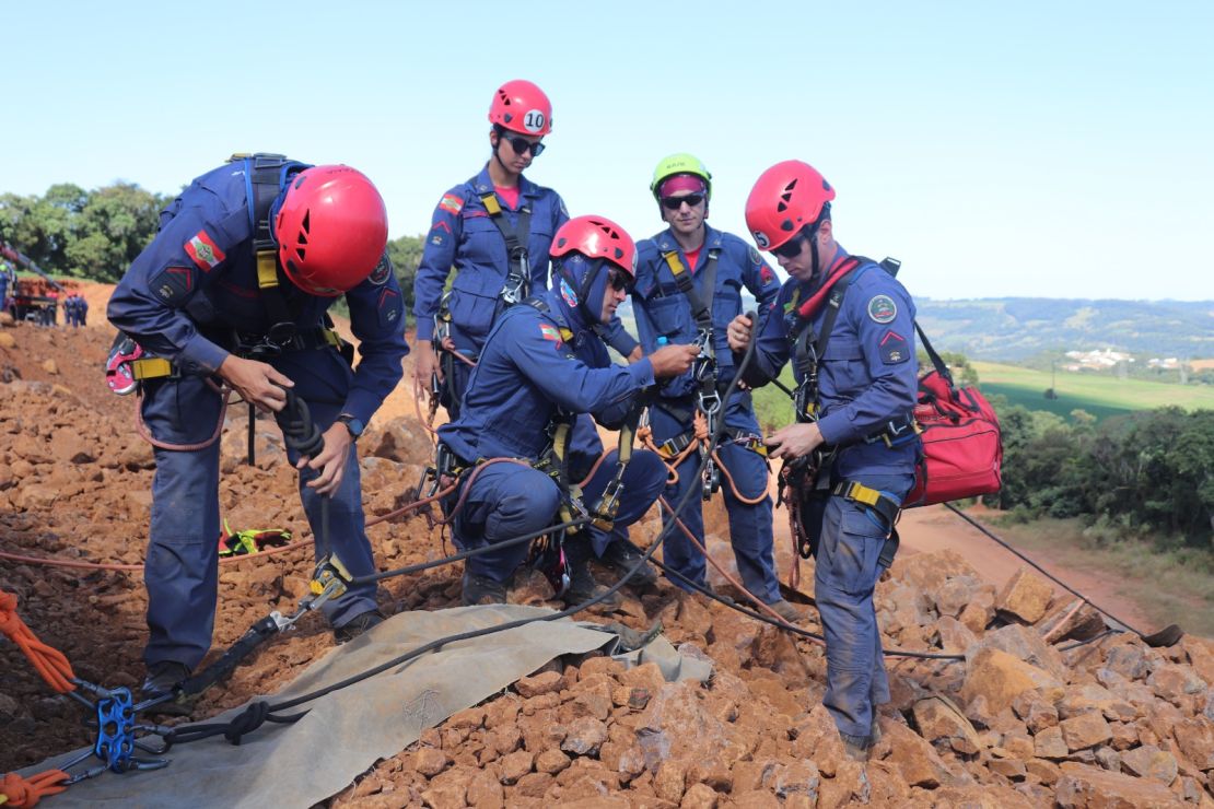 Bombeiros militares de Santa Catarina em treinamento de resgate