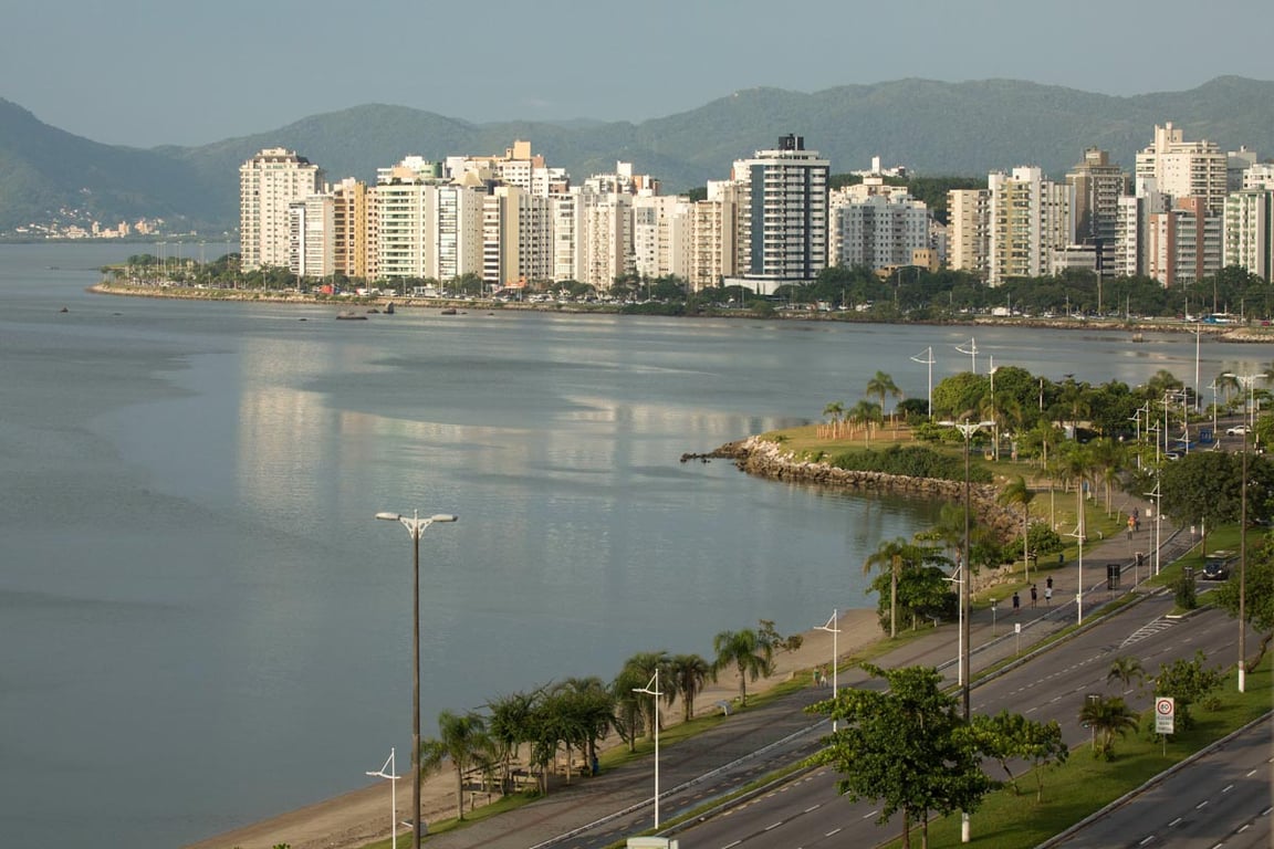 Centro histórico e área central de Florianópolis em dia claro