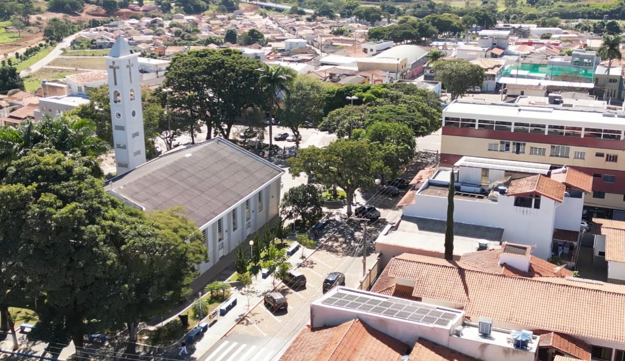 Vista aérea do centro de Santana da Vargem, com igreja e praças