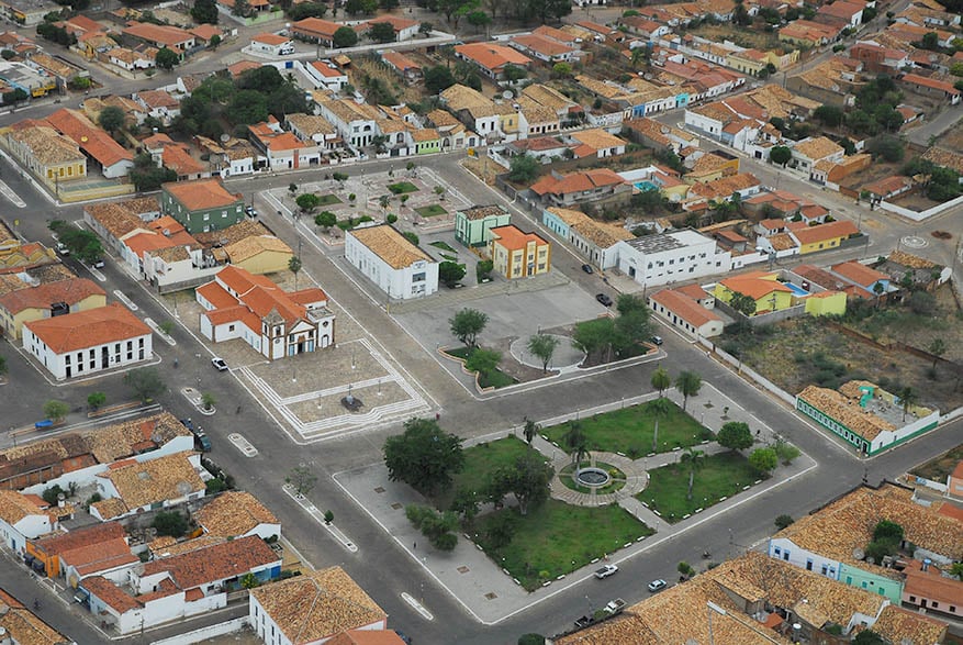 Vista aérea de Cocal PI, com praça central, igreja e casario com telhados de barro.