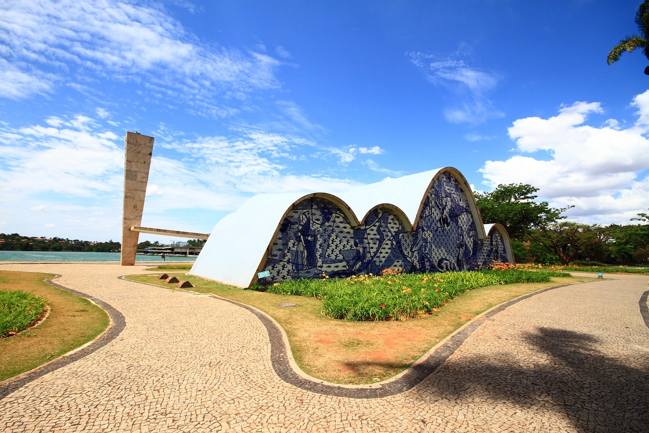 Conjunto arquitetônico da Pampulha, com a Igreja São Francisco de Assis à beira da lagoa, fim de tarde