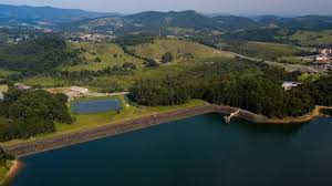 Vista aérea do Reservatório Atibainha em Nazaré Paulista SP, cercado por colinas verdes