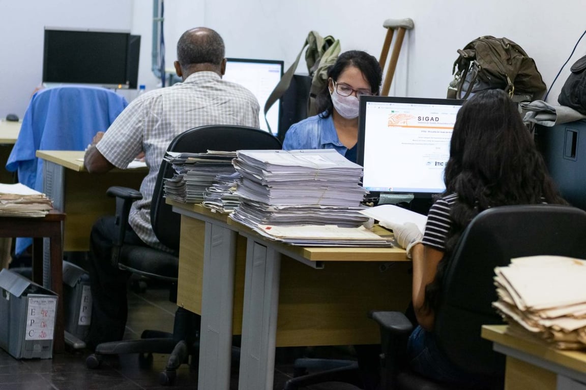 Servidores em ambiente administrativo de órgão público