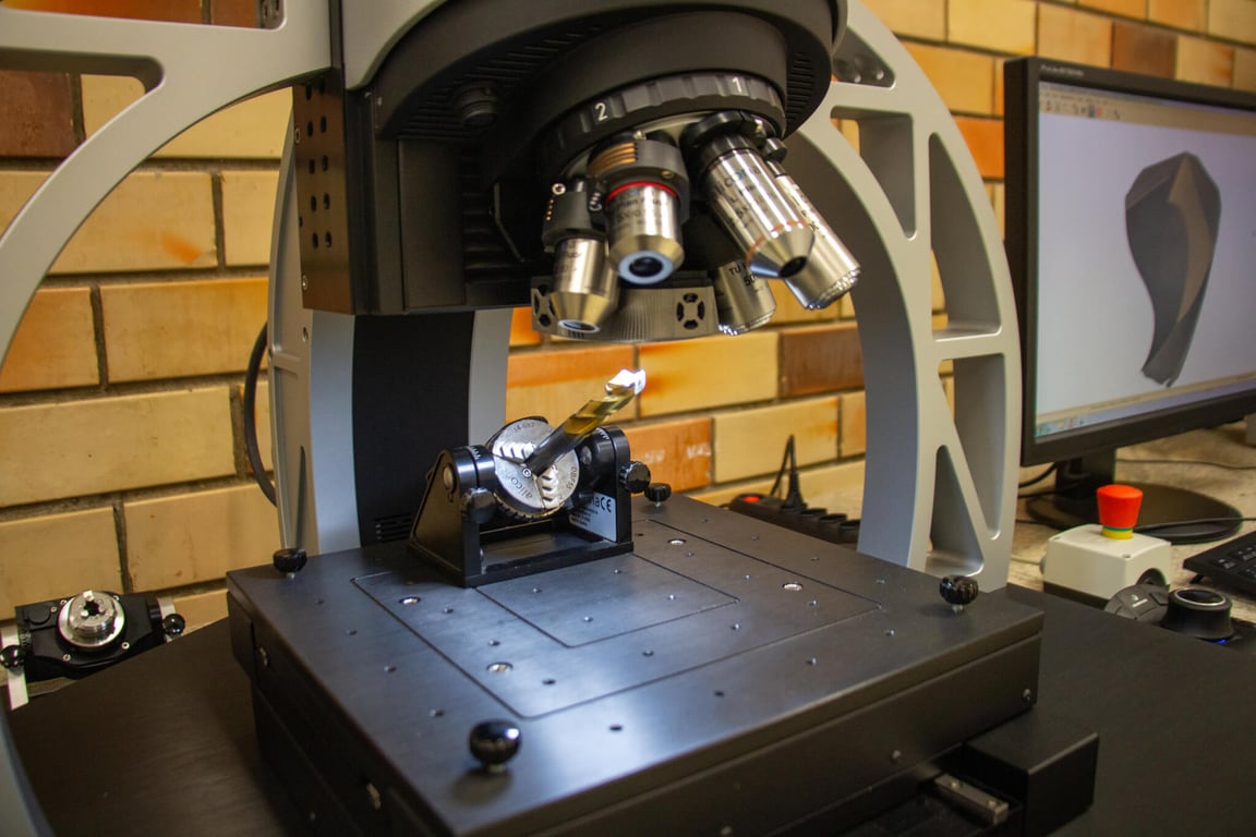 Laboratório técnico de engenharia/mecânica com equipamentos e instrumentação