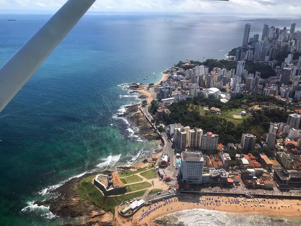 Vista aérea de Lauro de Freitas BA, com litoral e área urbana