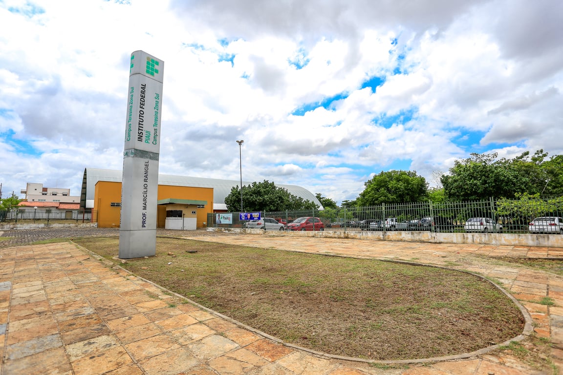 Fachada de um Instituto Federal no Brasil, com identificação institucional
