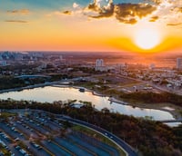 Vista aérea de Rio Verde de Mato Grosso MS ao entardecer, com lago e área urbana.