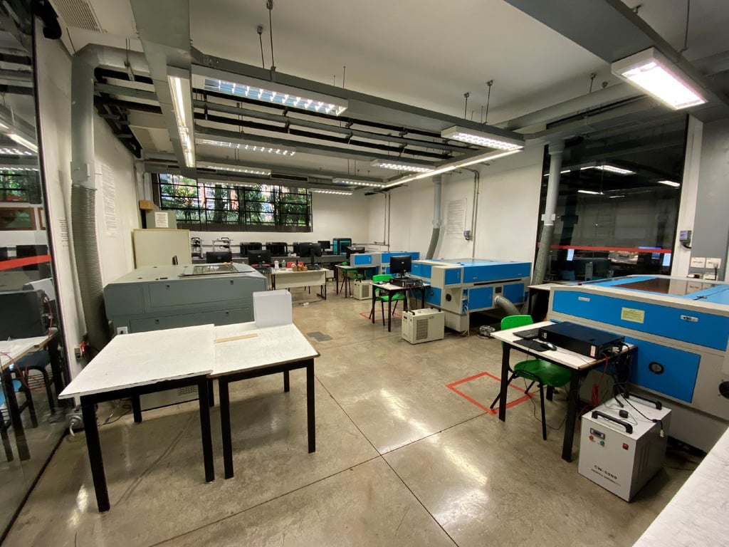 Sala de atendimento educacional com mesas, livros e materiais pedagógicos sob luz natural