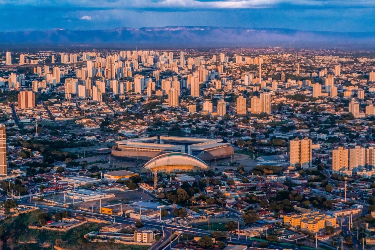 Horizonte urbano de cidade brasileira do interior ao entardecer
