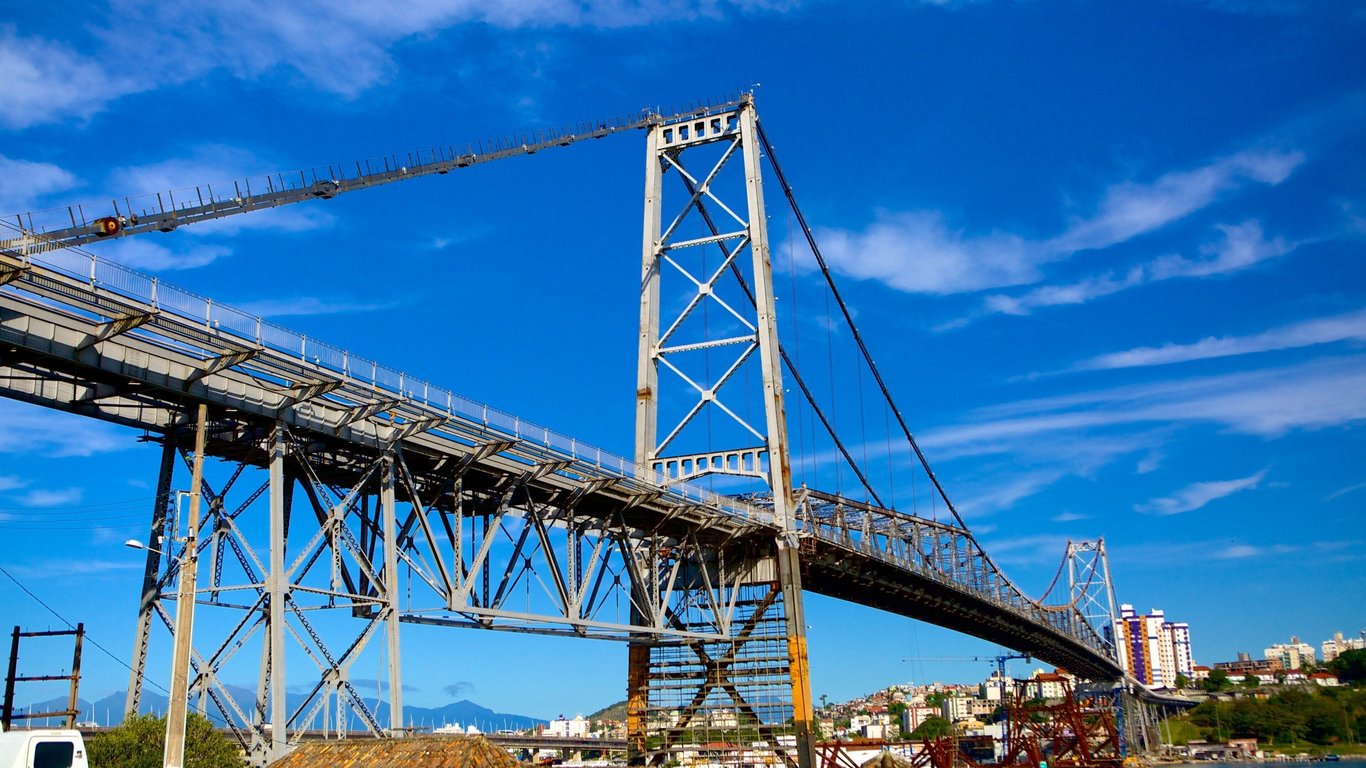 Florianópolis vista da Ponte Hercílio Luz ao entardecer