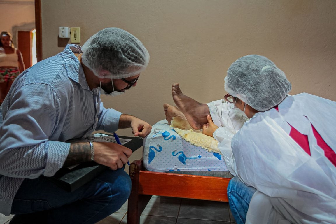 Equipe de saúde realiza atendimento domiciliar em área rural