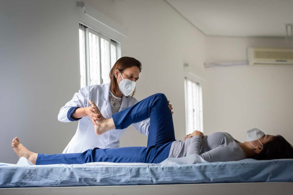 Profissional de fisioterapia atendendo paciente em clínica moderna