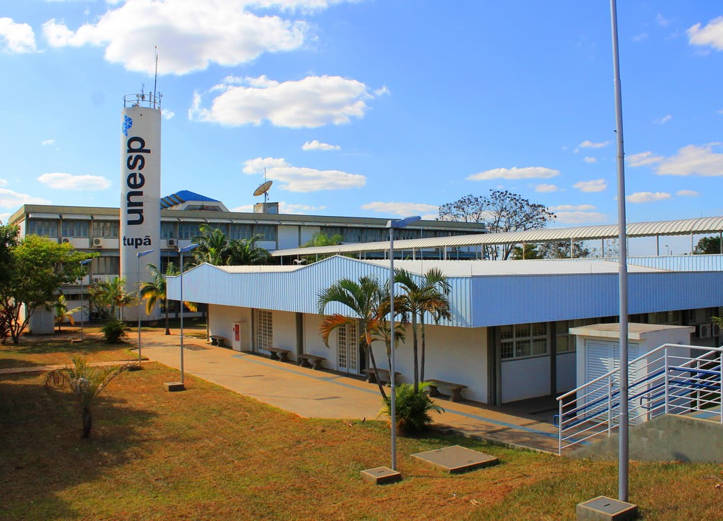 Campus da Unesp de Tupã com áreas verdes e estudantes em circulação