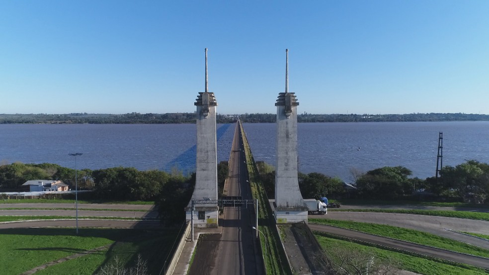 Vista aérea de Uruguaiana com o Rio Uruguai e a Ponte Internacional Paso de los Libres-Uruguaiana, clima ensolarado