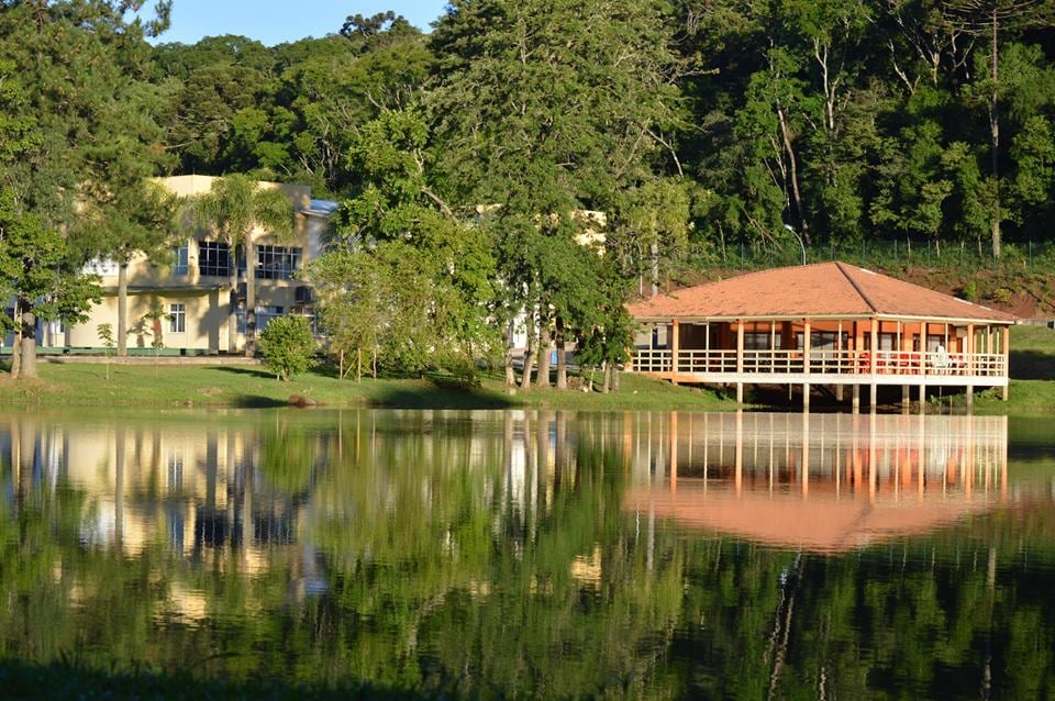 Campus do IFC Videira, com lago e prédios ao fundo