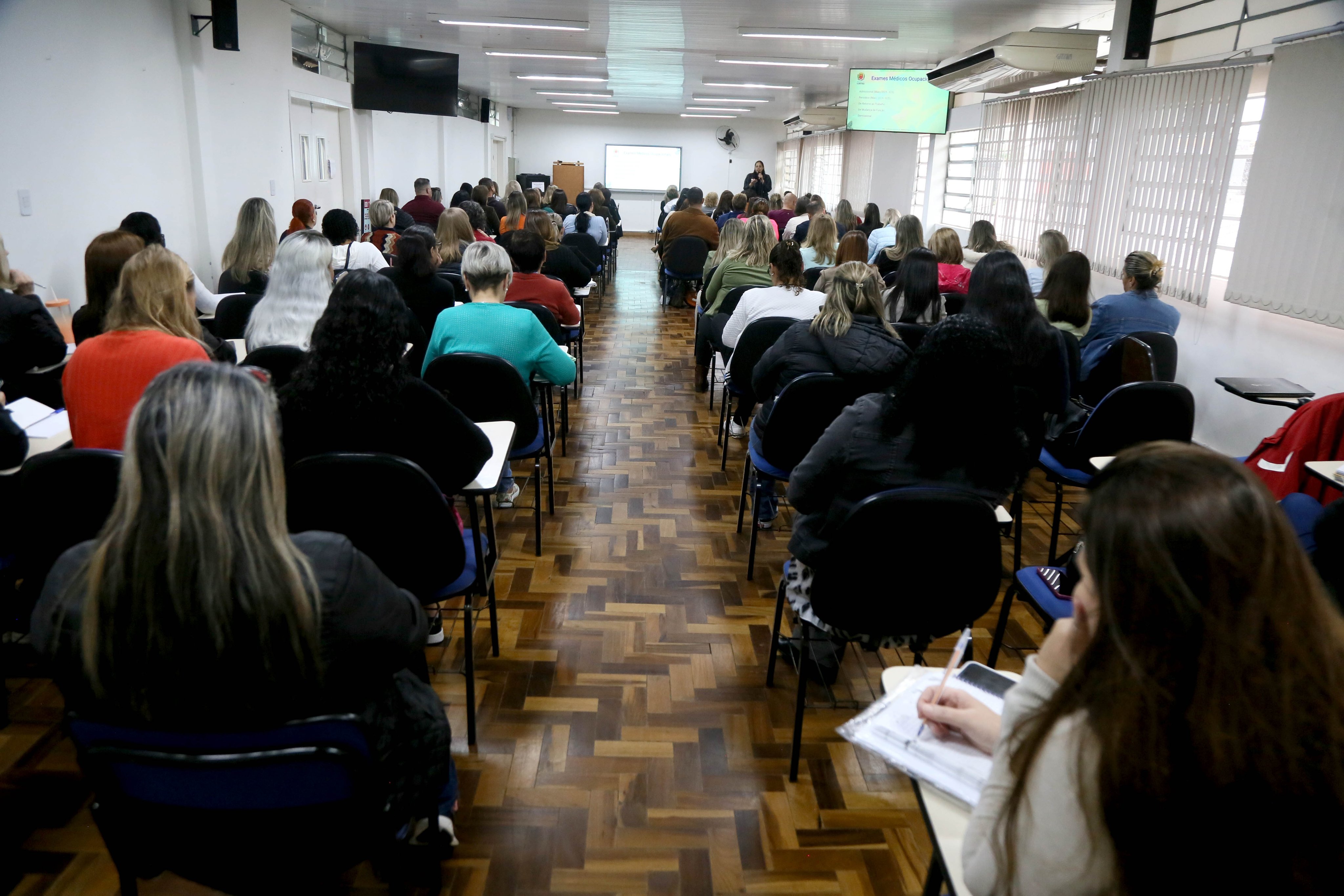 Profissionais de saúde em atividade de capacitação