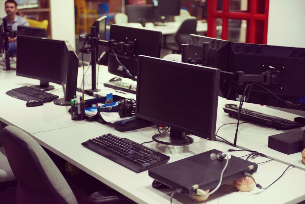 Sala de informática educacional, ilustrativa para atividades práticas