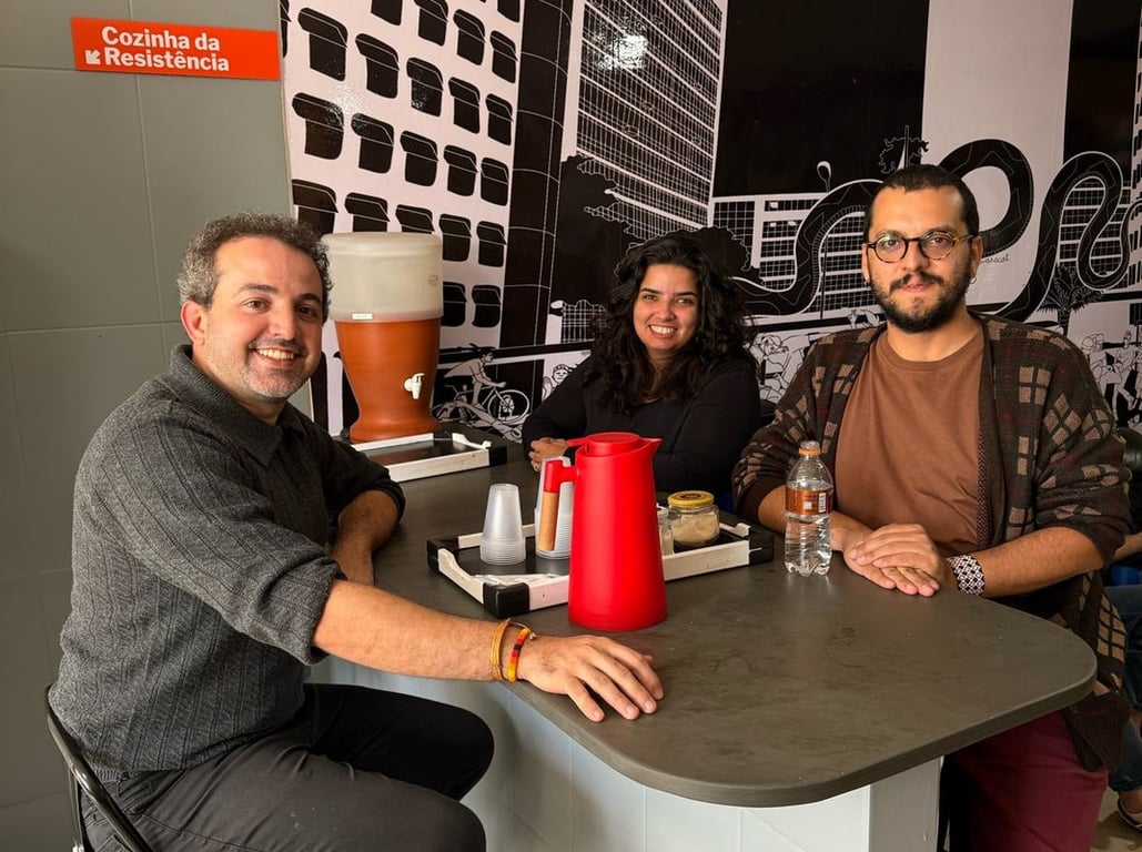 Fachada de campus de instituto federal com jardins e bandeiras