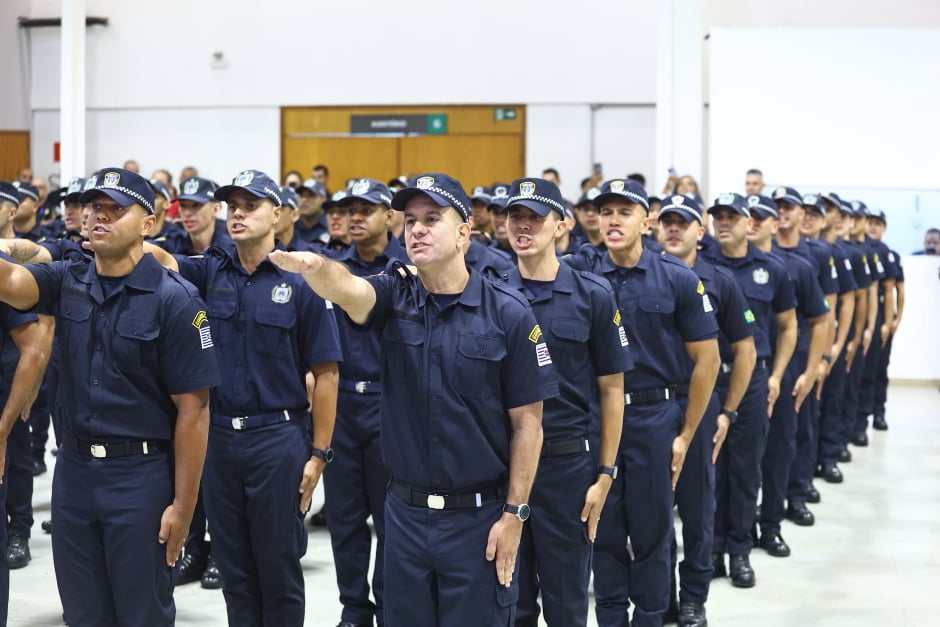 Formação de guardas civis municipais em pátio de instrução, fardamento azul marinho