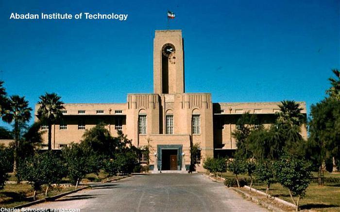 Equipe de saneamento urbano com escavação e tubulação; EPIs e sinalização na via