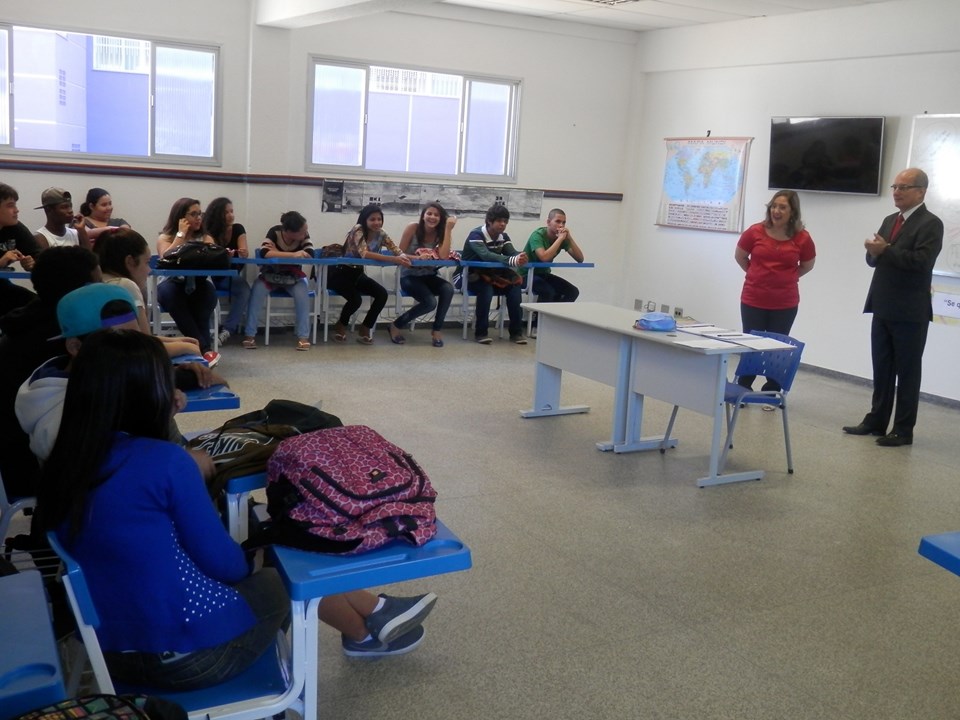 Sala de aula em escola pública do Espírito Santo, com alunos e educadores