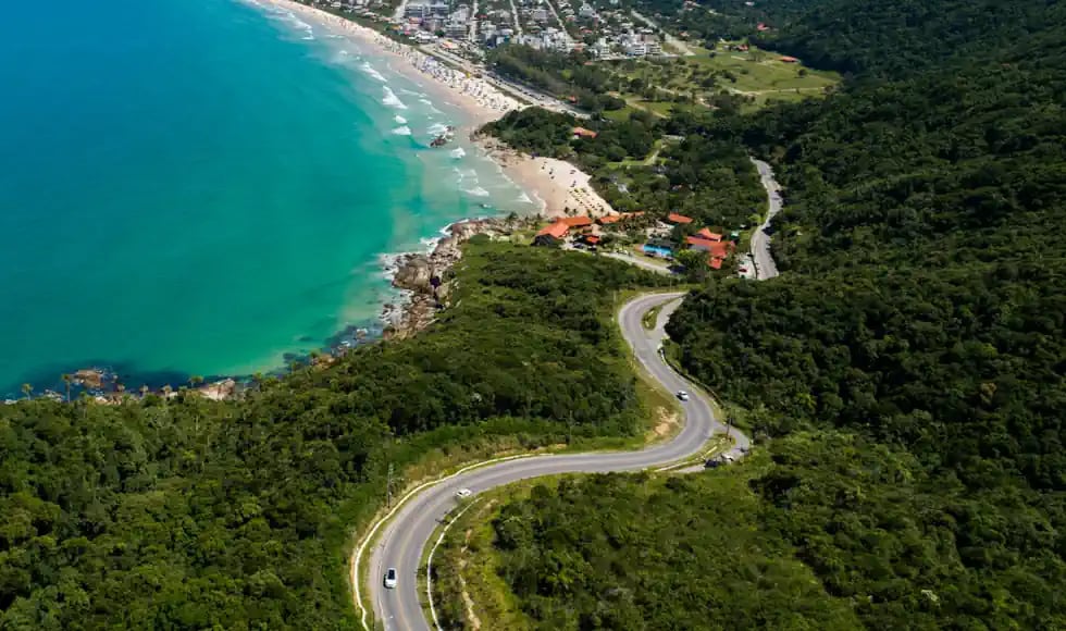 Vista aérea de Bombinhas SC, com praias e área urbana ao entardecer