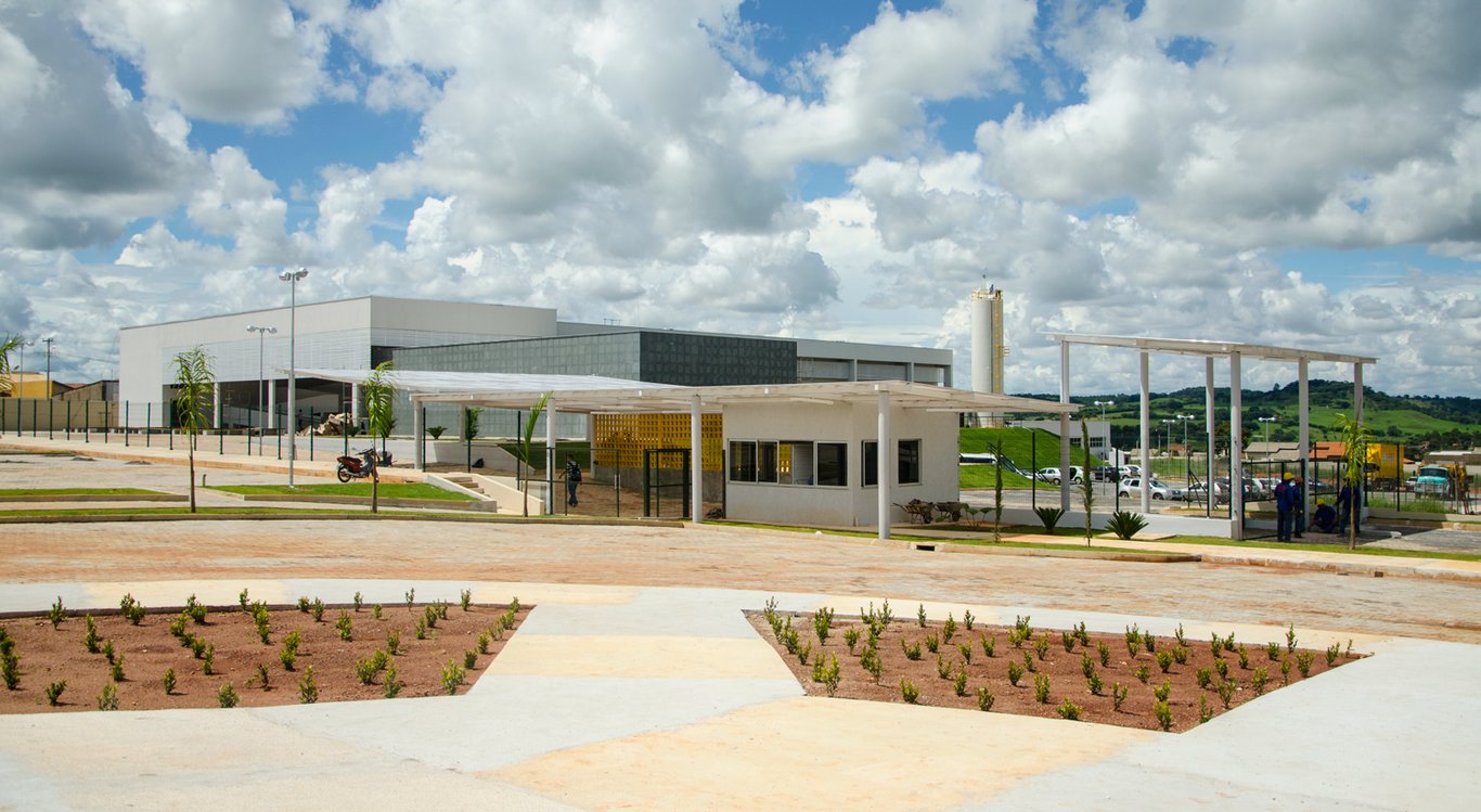 Campus do IF Goiano em Cristalina GO, prédio moderno e áreas verdes