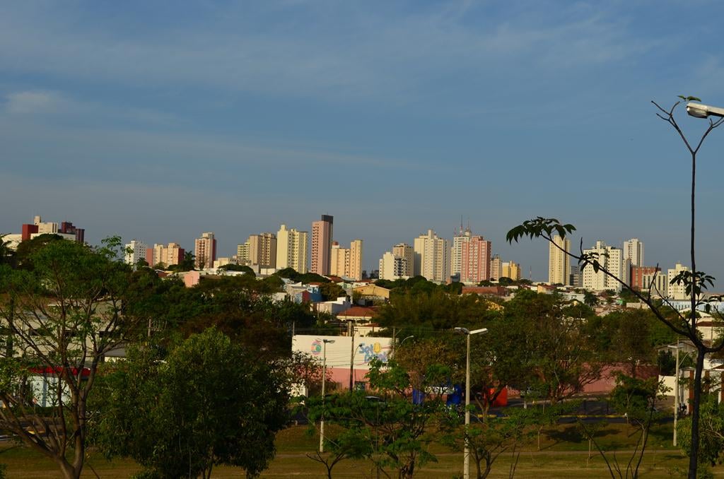 Paisagem urbana de Presidente Prudente SP, com áreas verdes e eixo viário ao fundo